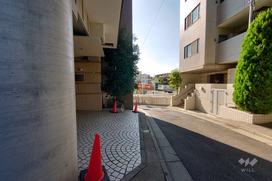 敷地北側の前面道路（東側から）
