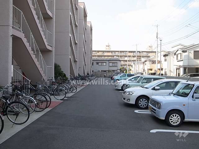 敷地内駐車場と駐輪場