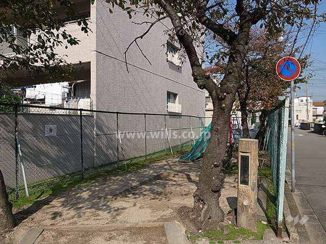 敷地東側に隣接して小さな公園があります。