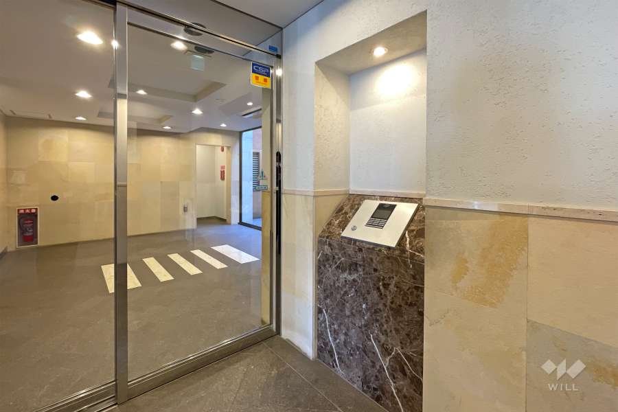 エントランスはオートロック付きです。