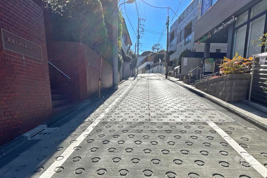 敷地西側の前面道路