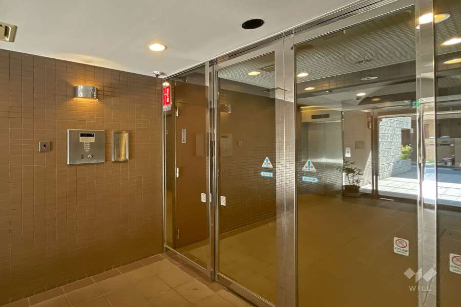 エントランスはオートロック付きです。