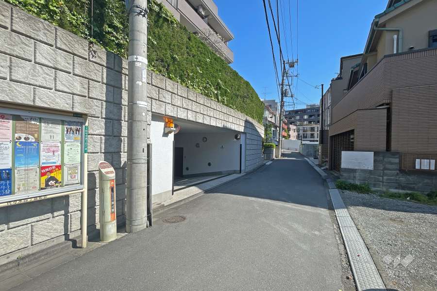 敷地南東側の前面道路