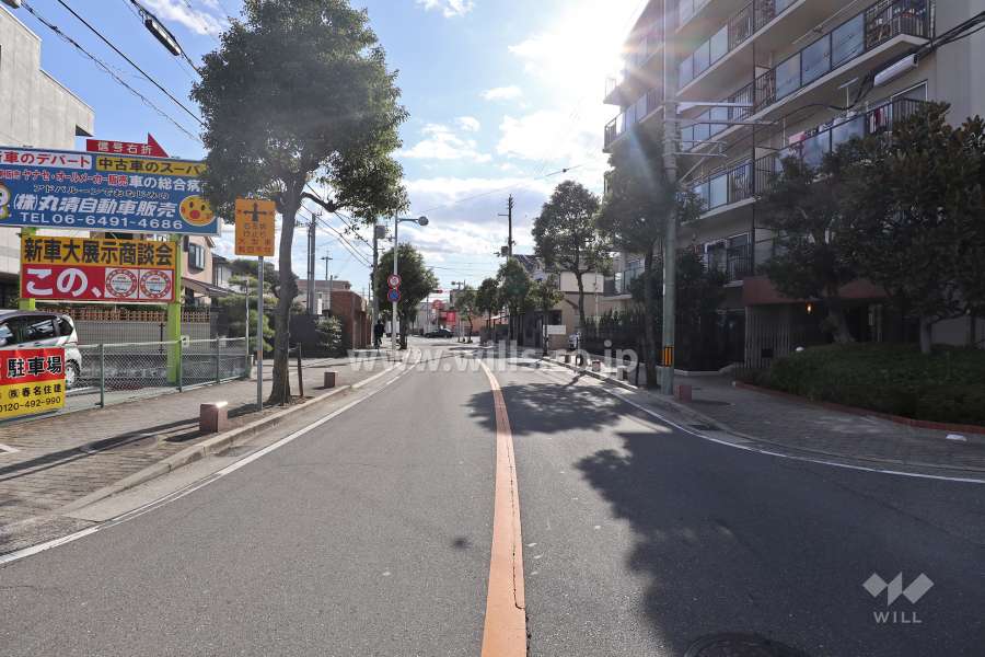 敷地東側の前面道路。南は川の向こうまで、北は606号線までつながっている弥生線です。