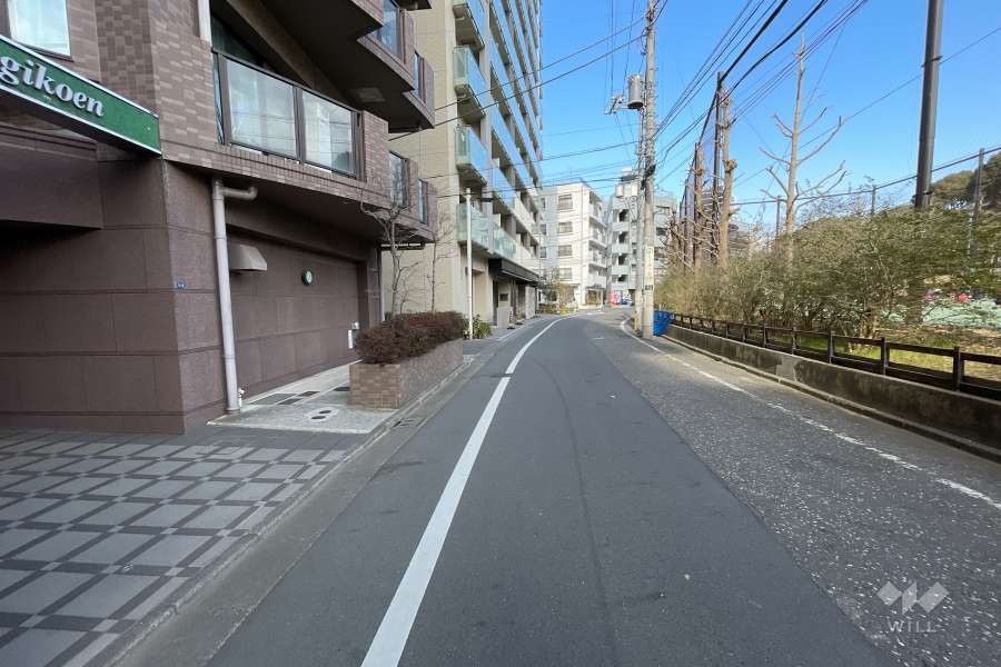 敷地東側の前面道路