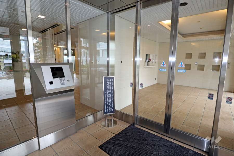 エントランスはオートロック付きです。