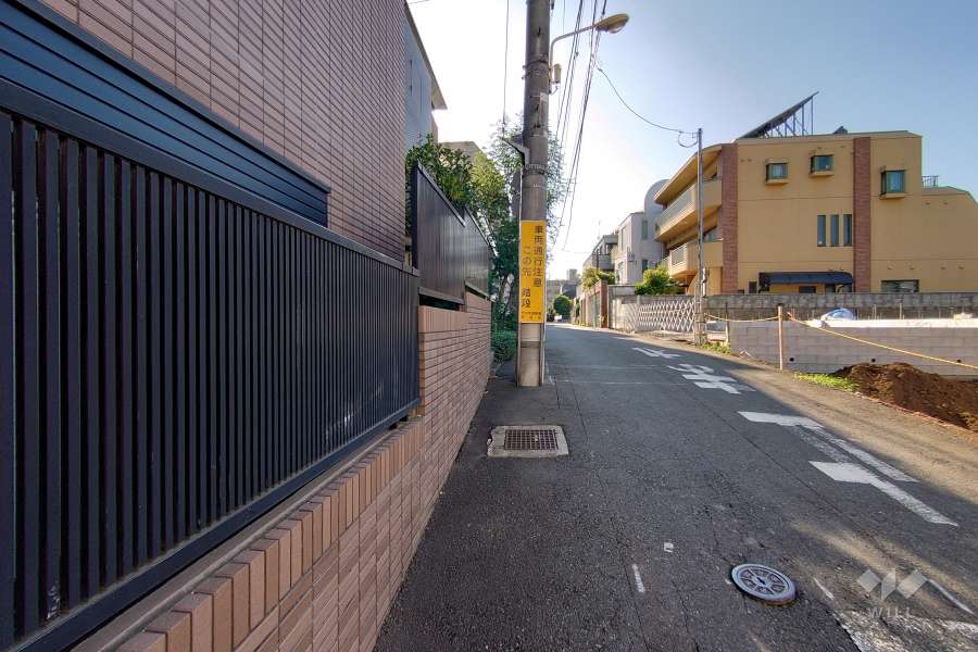 敷地北側の前面道路（東側から）