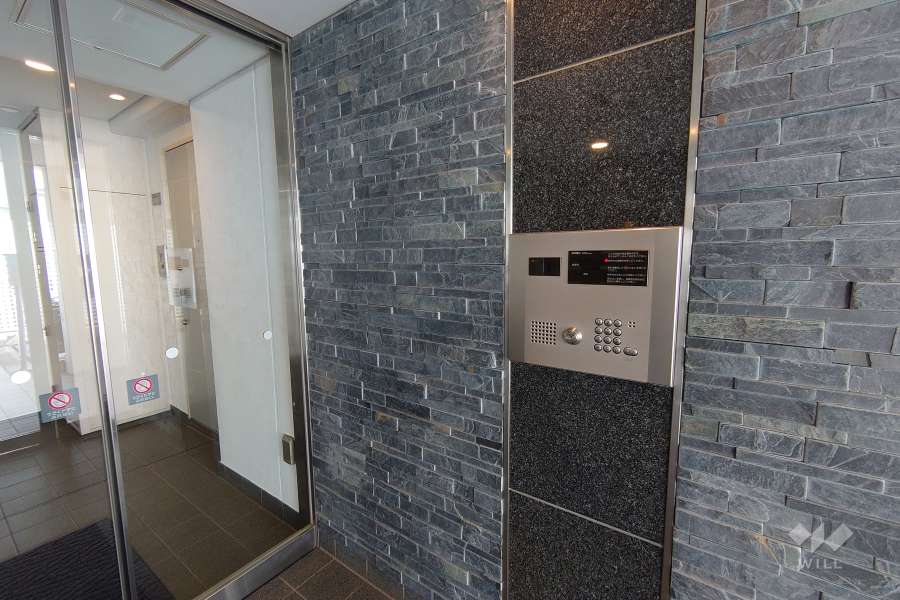 エントランスはオートロック付きです。