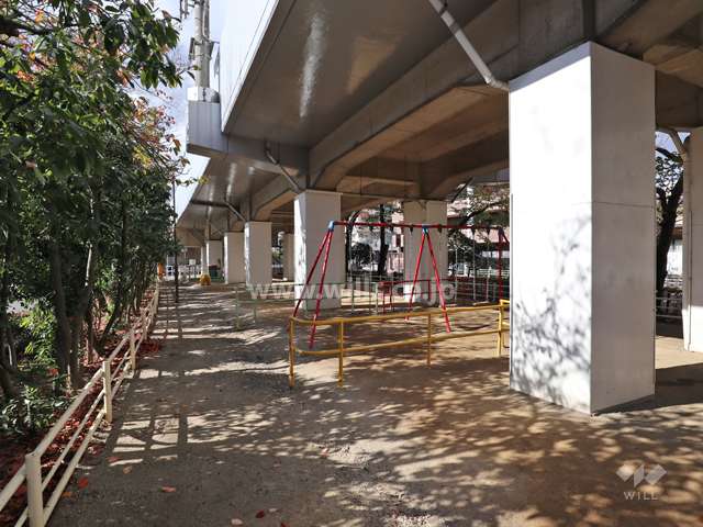 近隣にある公園（高架下）