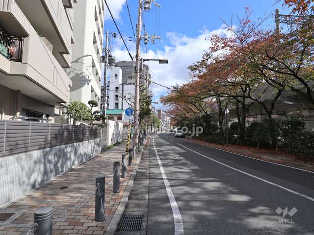 敷地南側の前面道路（道路を挟んだ南側には阪急神戸線が走っています。）