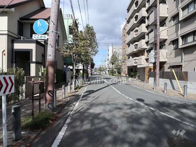 敷地西側の前面道路