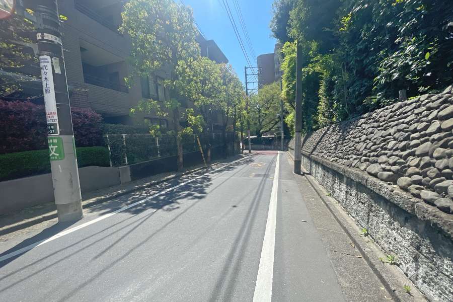 敷地北西側の前面道路