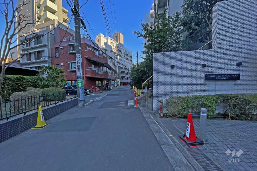 敷地の北川前面道路（西側から）