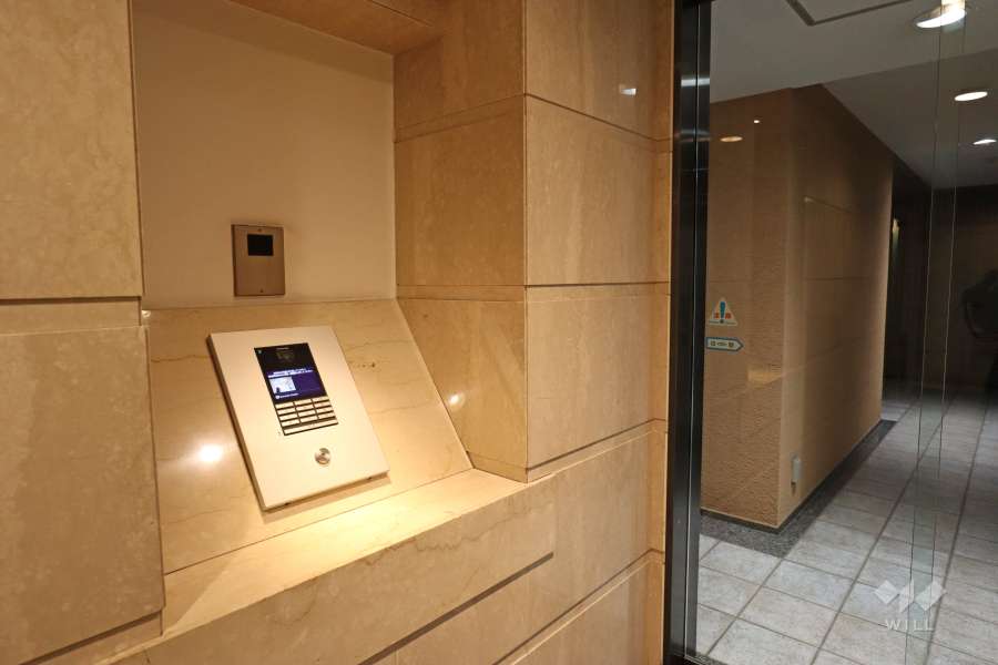 エントランスはオートロック付きです。