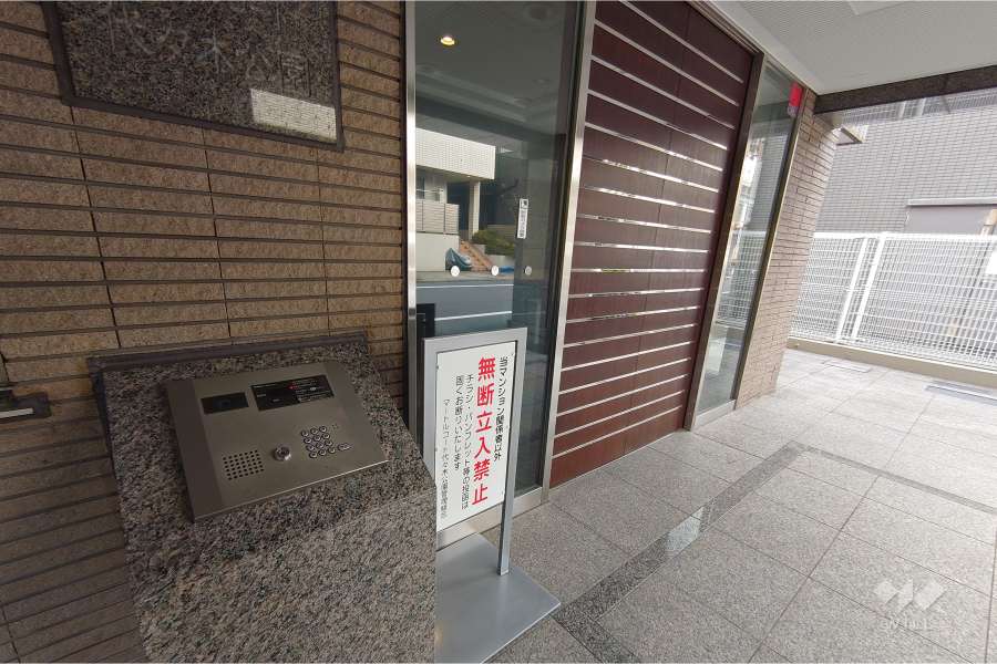 エントランスはオートロック付きです。