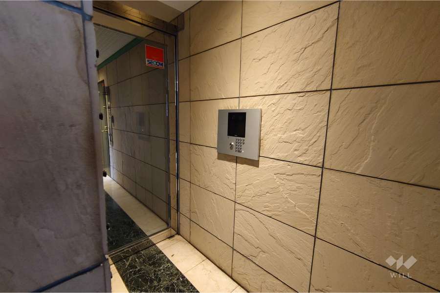 エントランスはオートロック付きです。