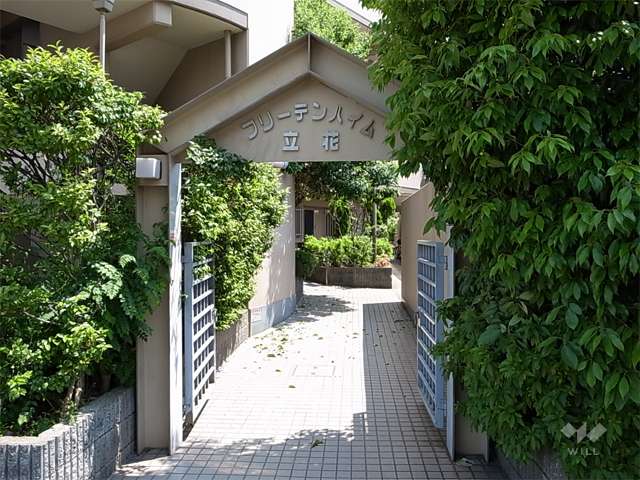 門扉の付いた敷地入口