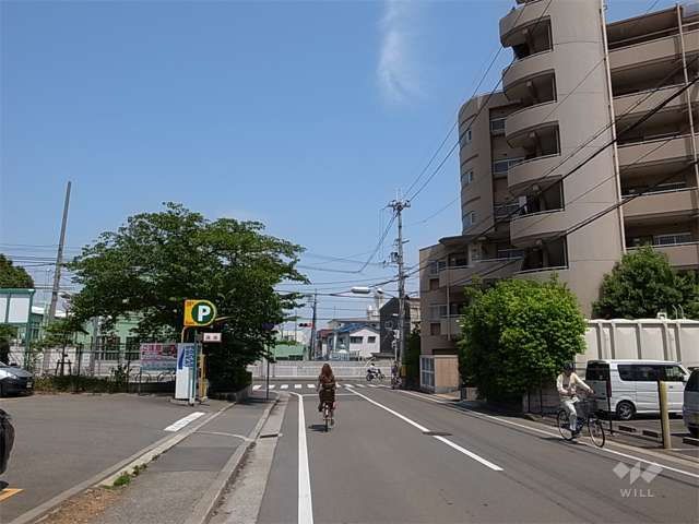 敷地北側の前面道路。南北両面が接道しています。