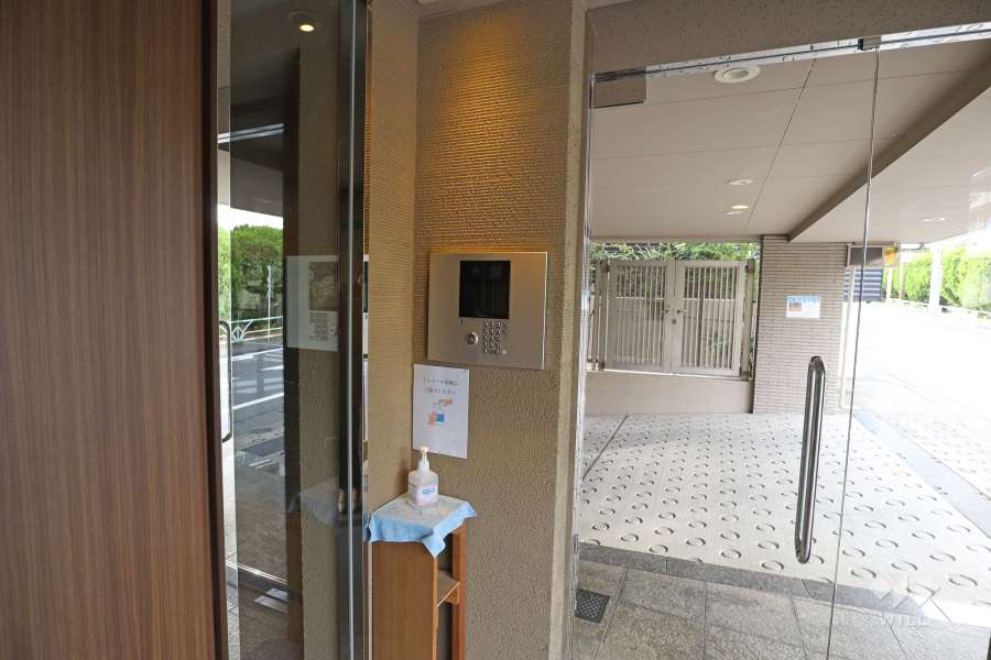 エントランスはオートロック付きです。
