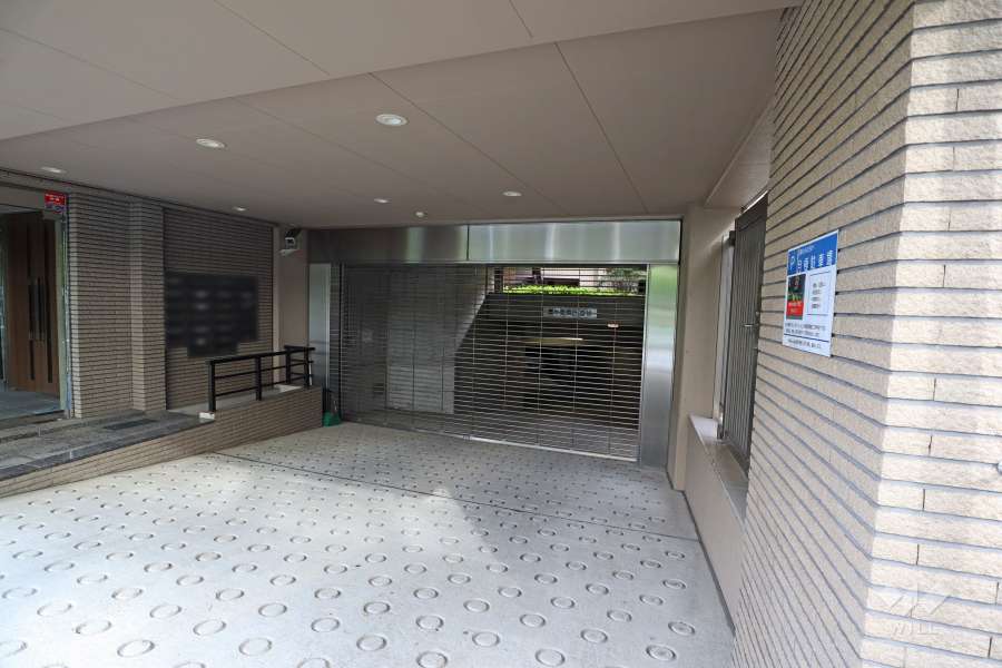 駐車場の出入り口（リングシャッター付き）
