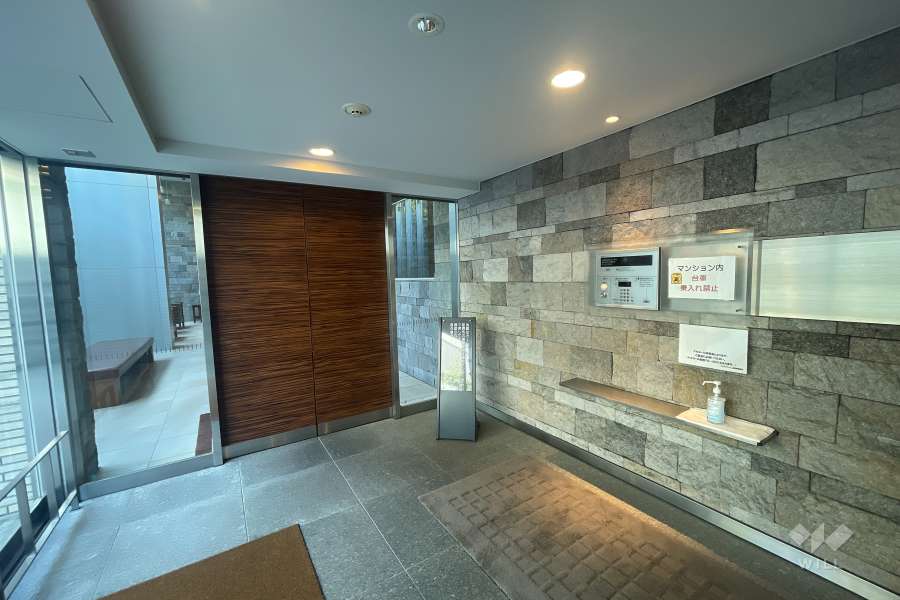 エントランスはオートロック付きです。