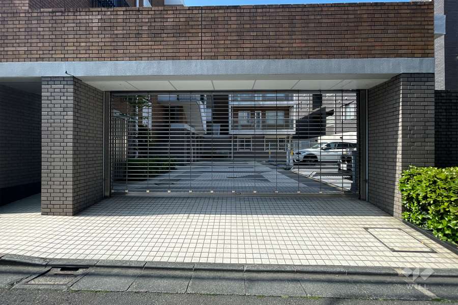 駐車場の出入り口（リングシャッター式）・敷地内駐車場（屋外機械式）