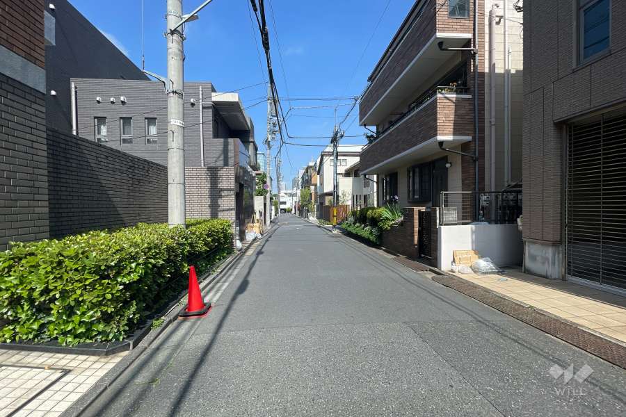 敷地北東側の前面道路（南東側から）