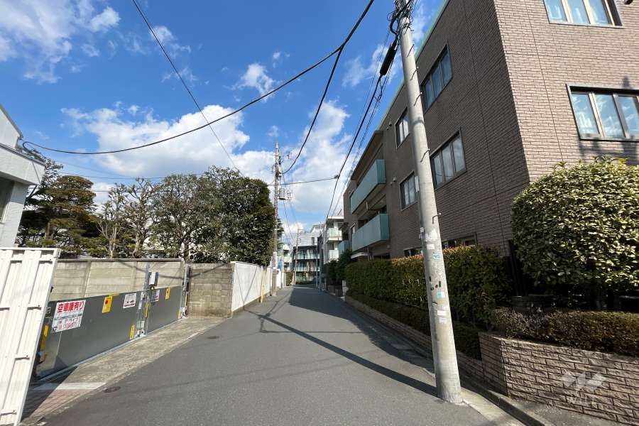 敷地北西側の前面道路（南東側から）