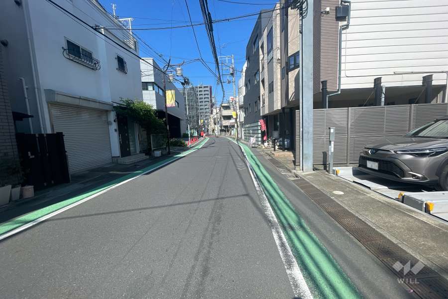 敷地北西側の前面道路（南西側から）