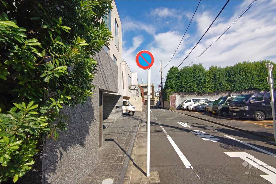 敷地北東側の前面道路（南東側から）