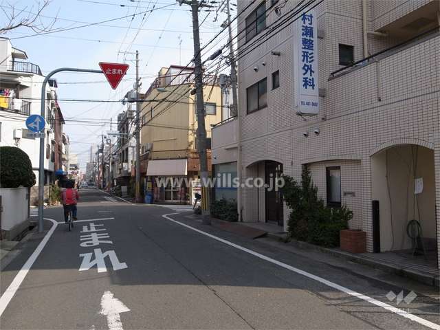 1階には店舗が入っています。周辺は住宅と商店、事務所が混在しています。