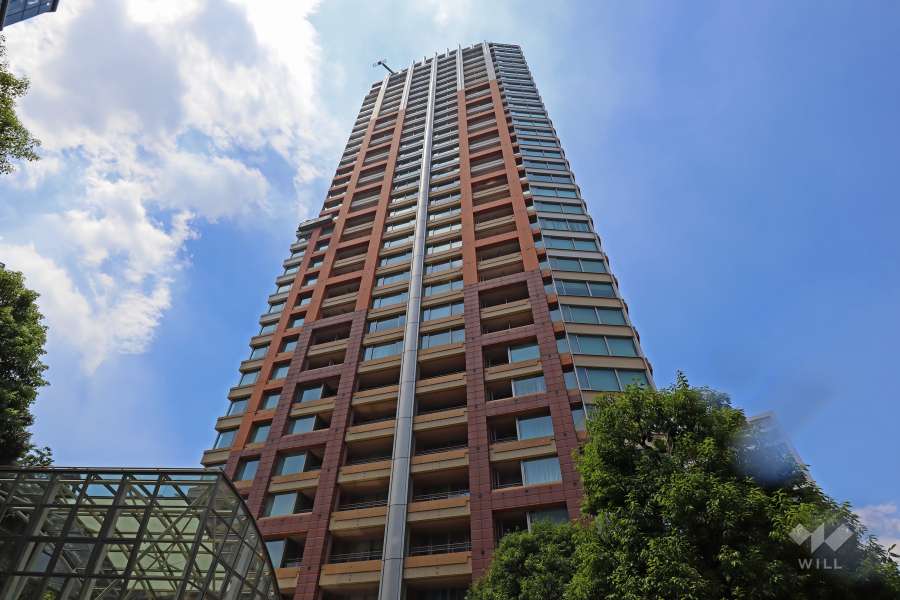 青山パークタワーの外観（北東側から）