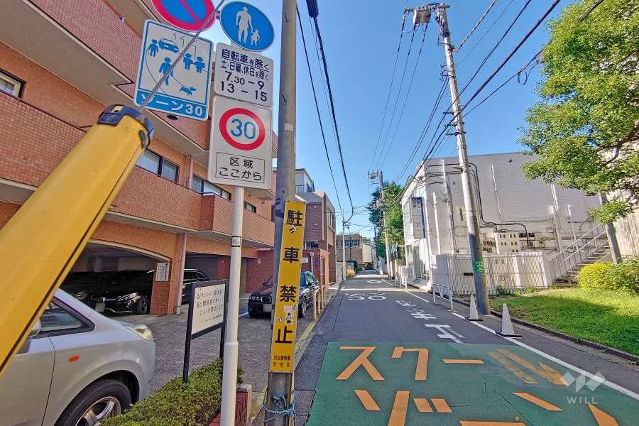敷地北西側の前面道路（北東側から）