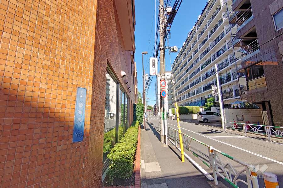 敷地北東側の前面道路（南東側から）