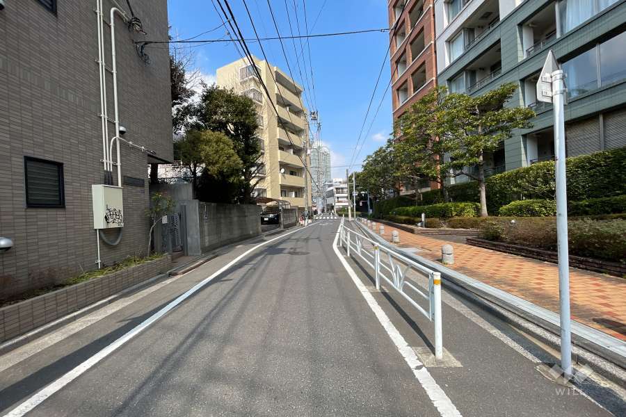 敷地北側の前面道路