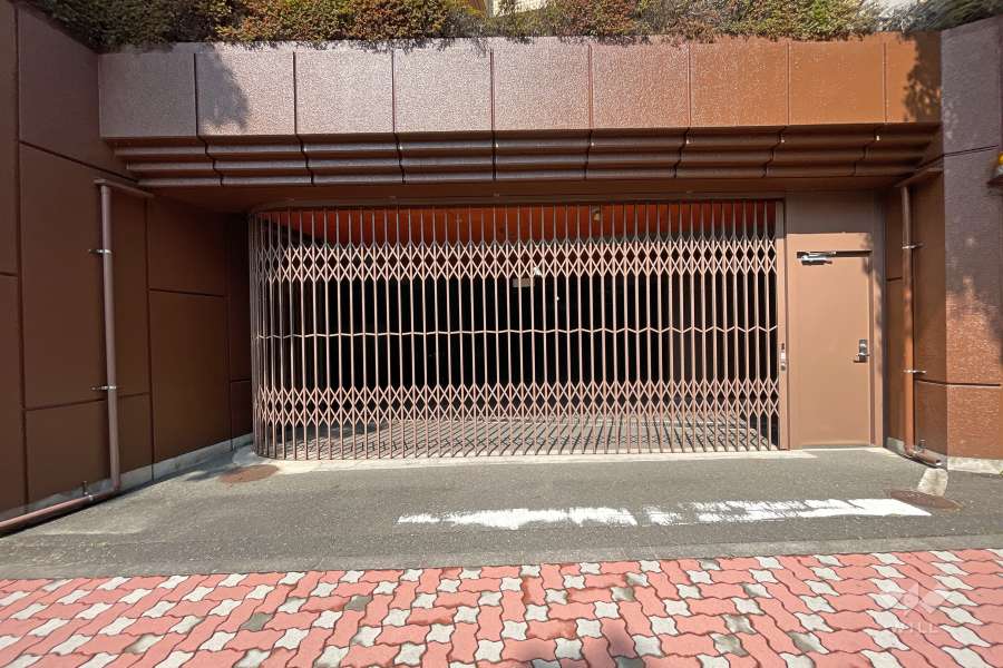 駐車場の出入り口（リングシャッター付き）