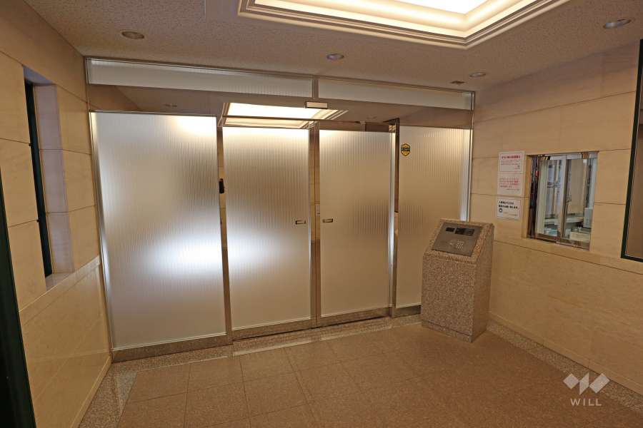 エントランスはオートロック付きです。