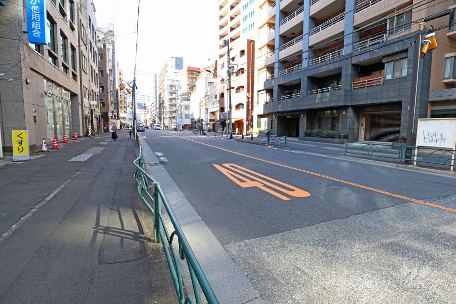 敷地南側の前面道路（東側から）