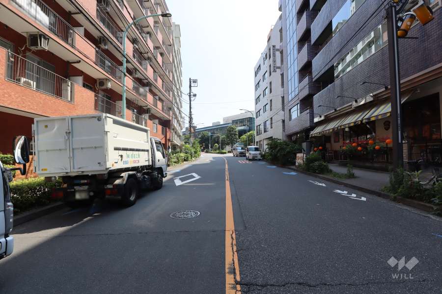 敷地西側の前面道路　