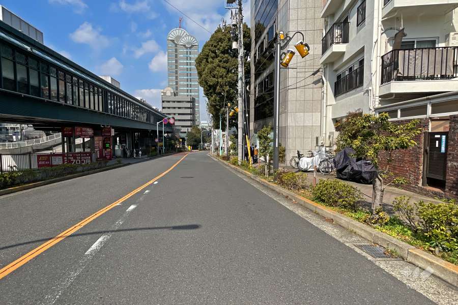 敷地西側の前面道路