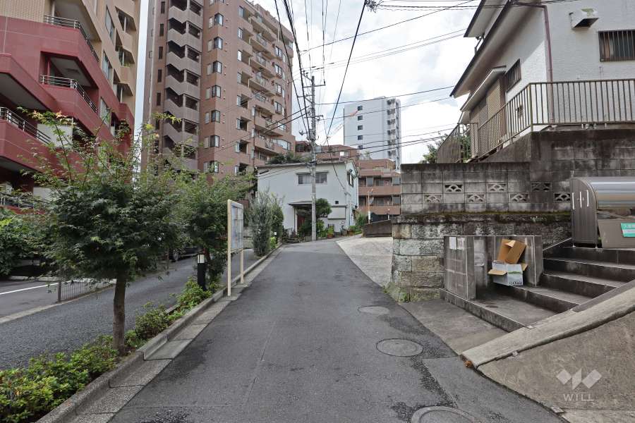 敷地北西側の前面道路