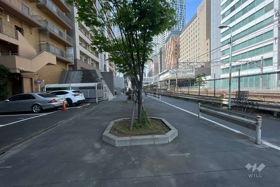 敷地北東側の前面道路（南東側から）