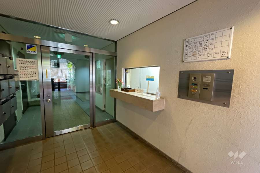 エントランスはオートロック付きです。