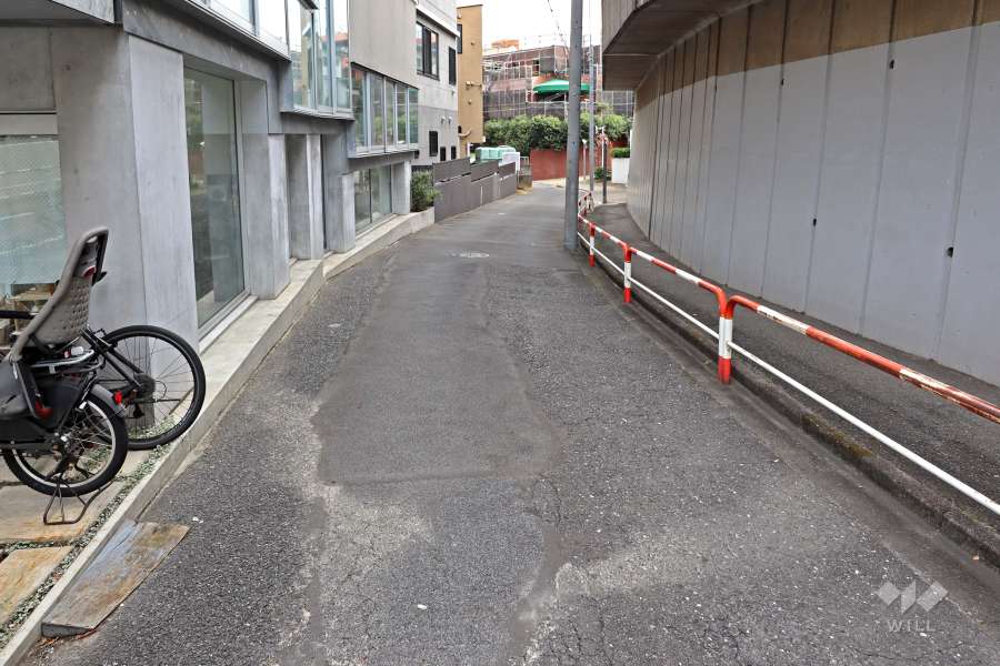 敷地北東側前面道路（北西側から）