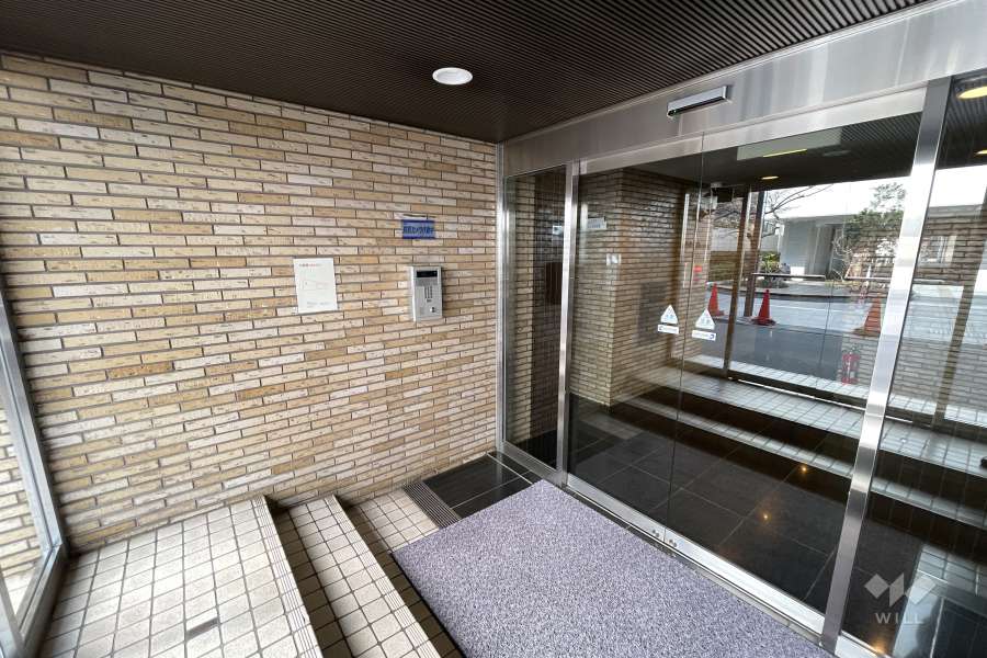 エントランスはオートロック付きです。