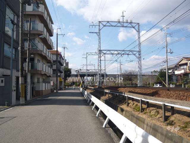 敷地の北側は、道を挟んで、阪急神戸線の線路に面しています。