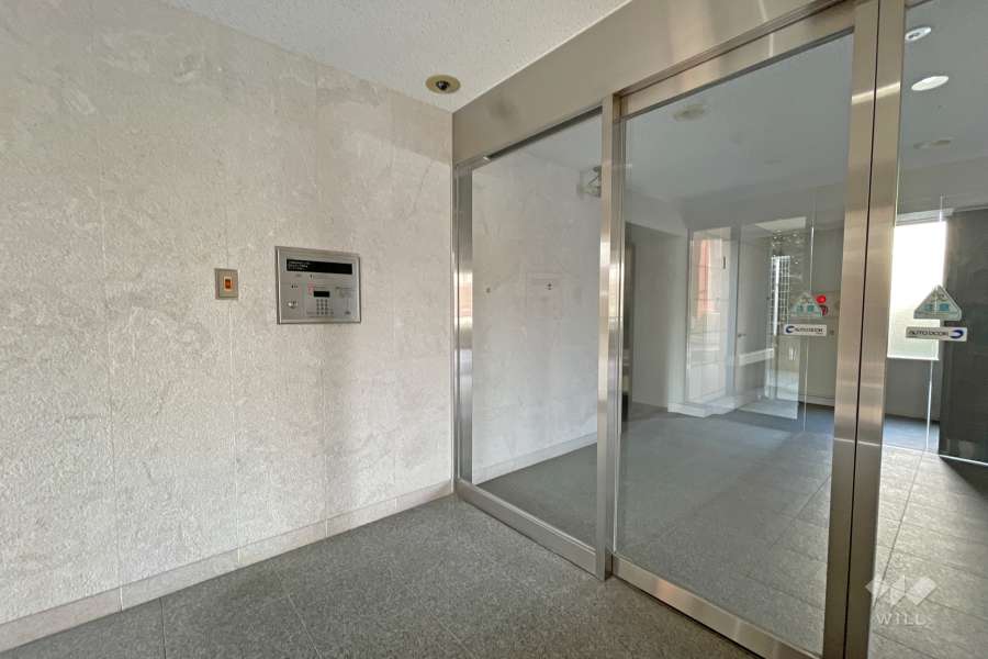 エントランスはオートロック付きです。