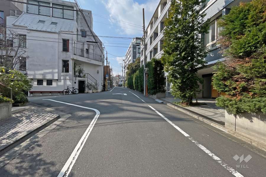 敷地東側の前面道路（北側から）
