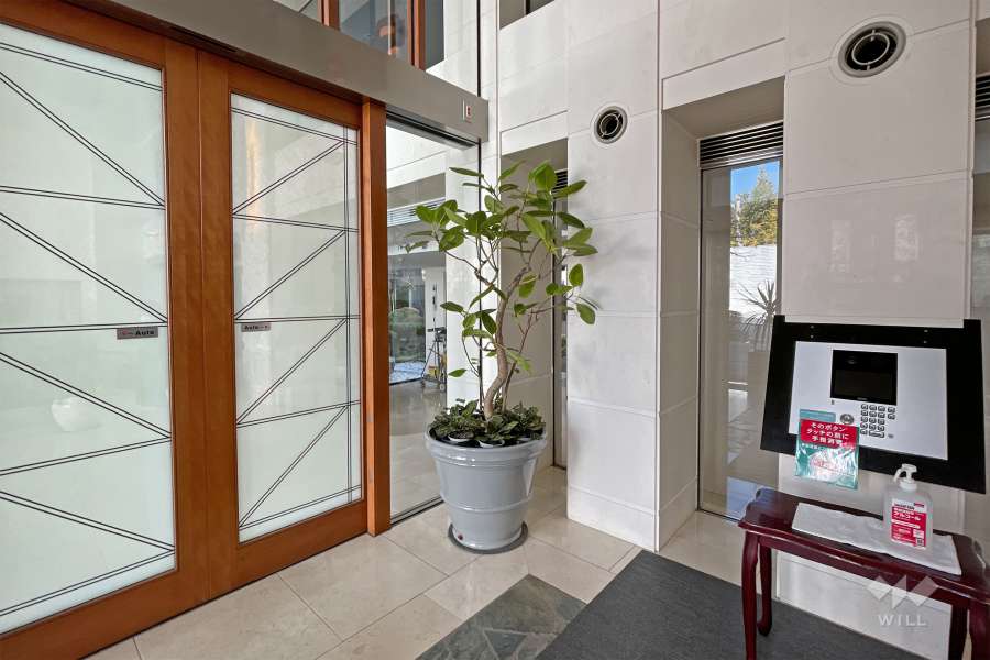 エントランスはオートロック付きです。