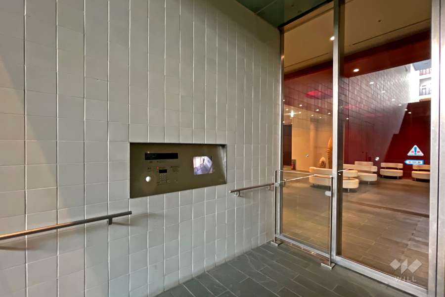 エントランスはオートロック付きです。